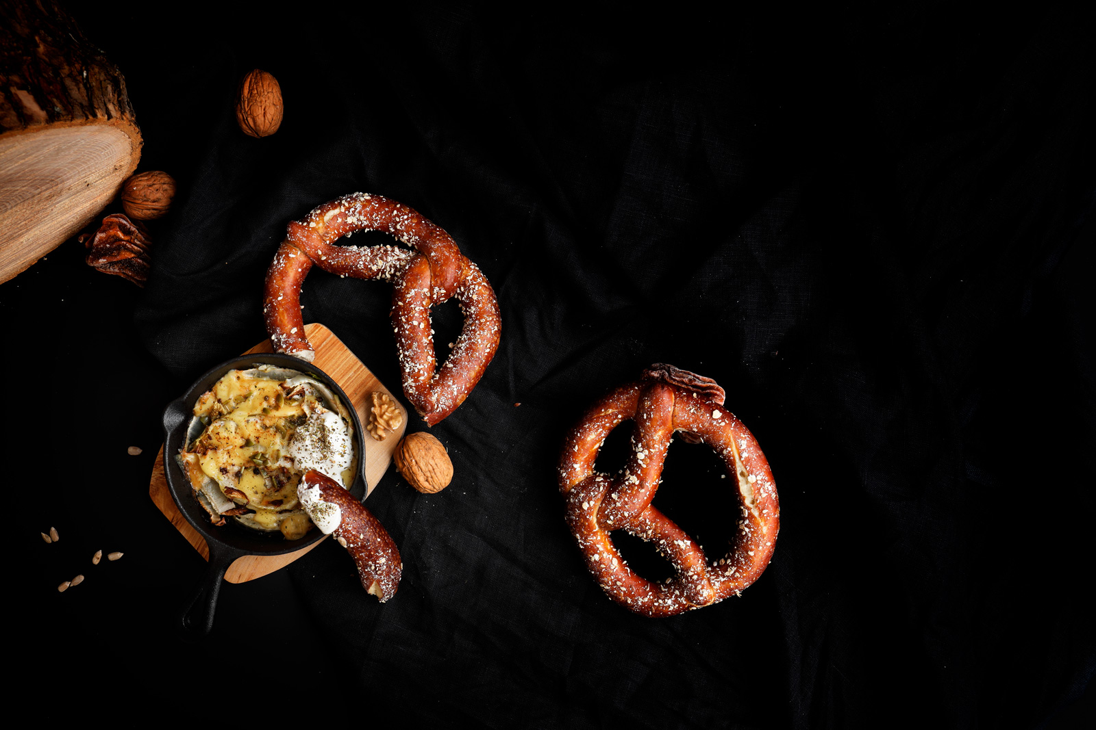 фотоссесия food photo брецель маленькая сковорода на черном фоне