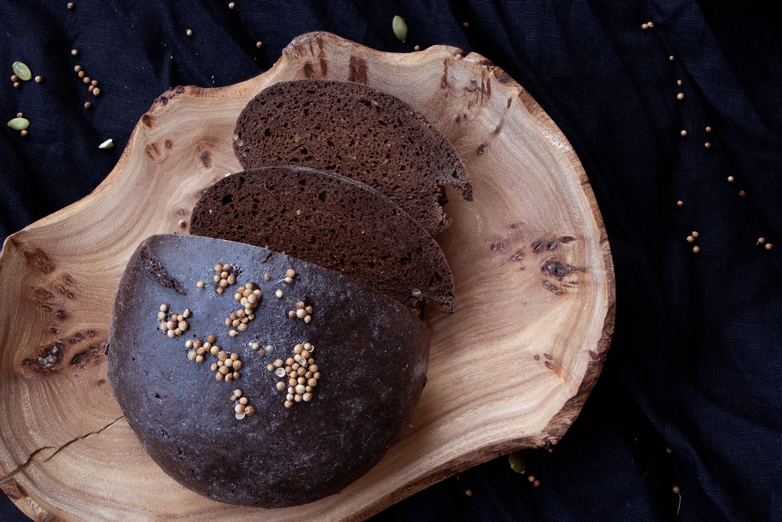 Reconcept фотоссесия food photo хлеб бородиский круглый темный